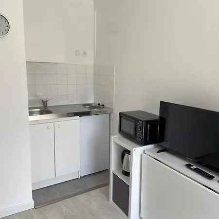 1 Fully Furnished With 1 Private - 1 Tv - 1 Kitchen 公寓 马恩河畔的尚格尼